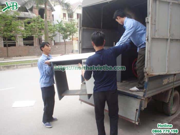 Đội ngũ vận chuyển và lắp đặt nội thất tận nhà của Việt Ba với xe tải chuyên dụng