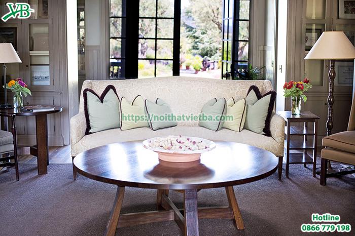 Bàn sofa bằng gỗ mang phong cách cổ điển phù hợp với không gian phòng khách tân cổ điển