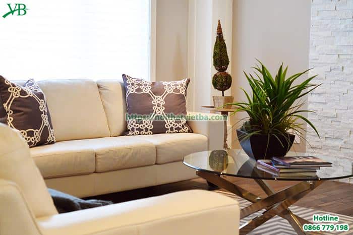 Bàn sofa bằng kính sang trọng phù hợp với không gian nội thất hiện đại