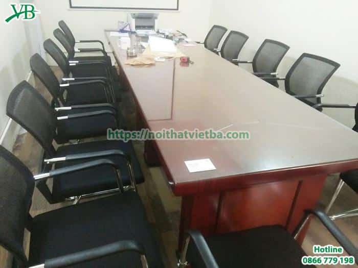 Bàn ghế họp trong phòng hội đồng cho nhiều giảng viên có thể ngồi