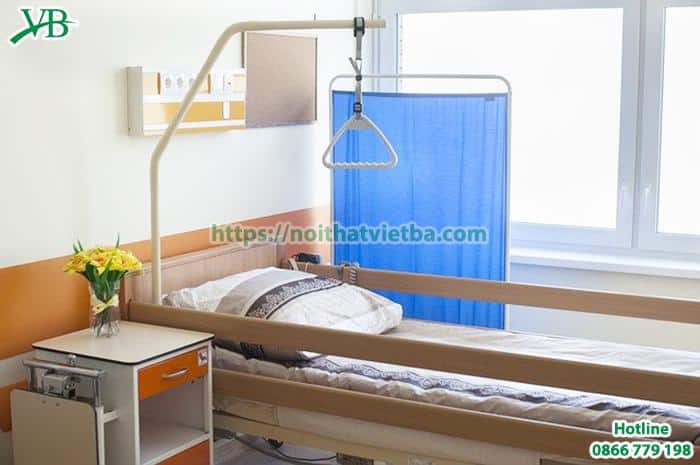 Giường ngủ bằng gỗ với thanh chắn 2 bên tránh bé có thể bị ngã