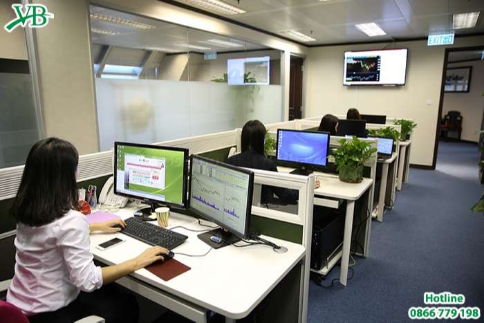 Bàn làm việc nhân viên được sắp xếp phù hợp khi thiết kế nội thất văn phòng