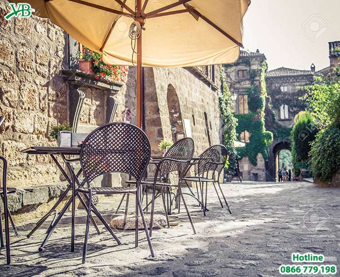 Sử dụng ô che cho bàn ghế cà phê là lựa chọn phù hợp với không gian sân vườn