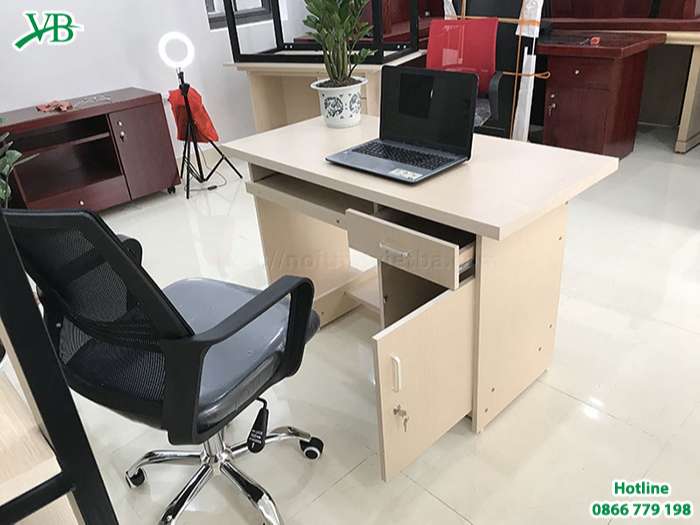 Ghế xoay văn phòng được làm bằng lưới kết hợp với bàn làm việc hộc treo