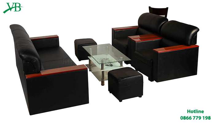 Sofa màu đen giúp tạo nên sự sang trọng cho không gian văn phòng