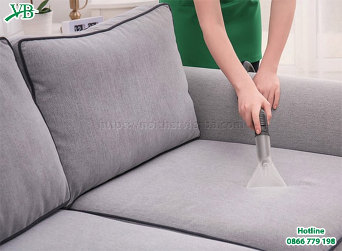 Dọn sạch bụi trên sofa để vệ sinh sofa trở nên dễ dàng hơn