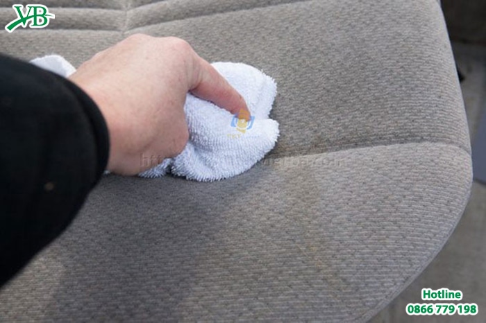 Kiểm tra vết bẩn trên sofa là loại vết bẩn nào trước khi xử lý