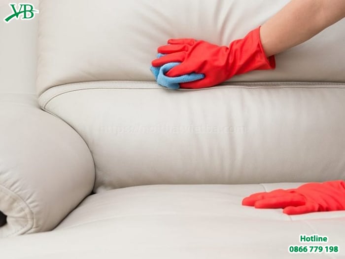 Sofa da rất dễ bị trầy xước, bạn nên chú ý kỹ khi vệ sinh