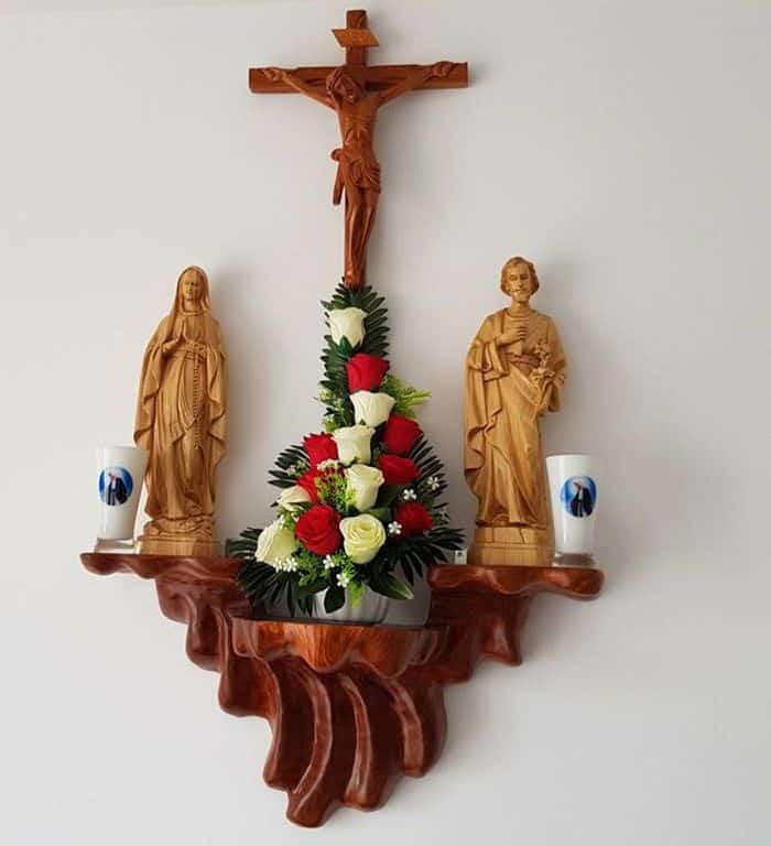 Thiết kế bàn thờ chúa trong phòng khách với 7 nguyên tắc quan trọng